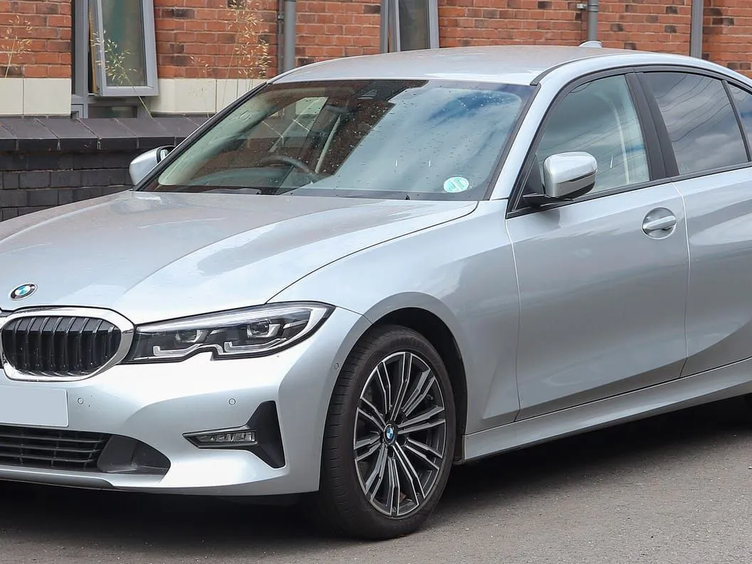 Karşı taraf: BMW 320i